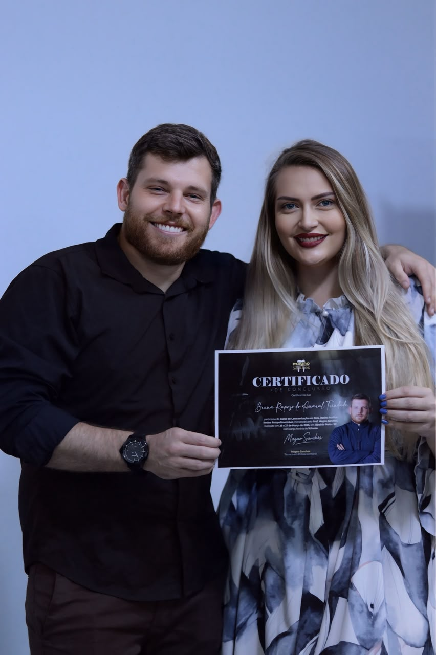 Bruna Trindade recebendo certificado de curso